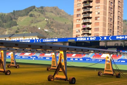 Una vista del campo de juego, con los instrumentos que le dan calor al césped
