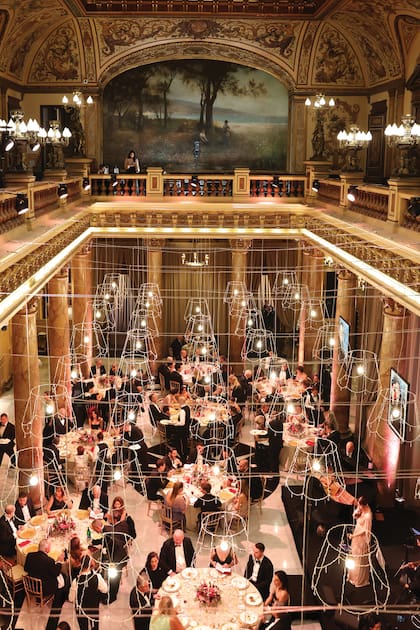 Una vista del Casino de Montecarlo, decorado con imágenes del príncipe Raniero, tanto de sus años de juventud como sus últimos posados oficiales.