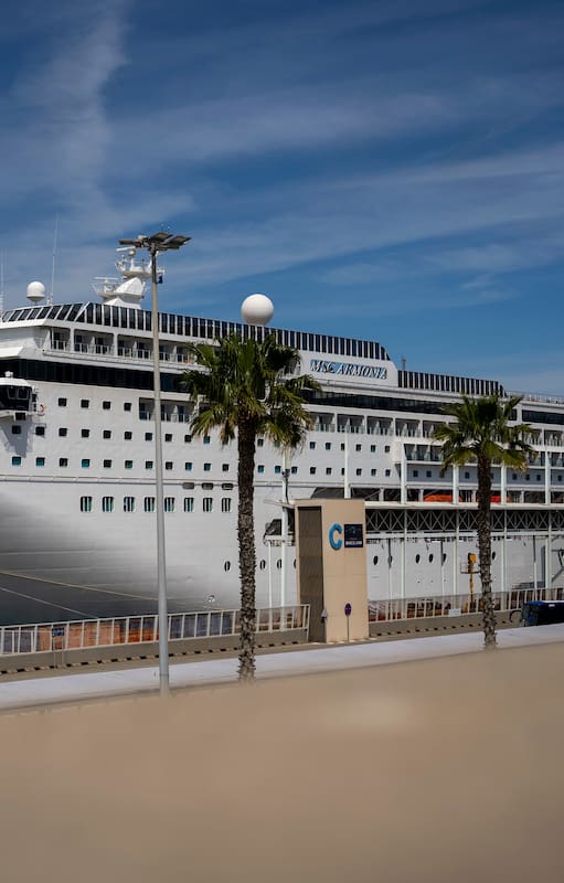 Una vista del crucero MSC Armony se ve atracado en Barcelona, España, el miércoles 3 de abril de 2024. Un crucero que según los reportes llevaba 1.500 personas a bordo fue detenido el miércoles en el puerto nororiental español de Barcelona debido a problemas con las visas de un grupo de pasajeros bolivianos que tenían previsto desembarcar allí. (AP Foto/Emilio Morenatti)