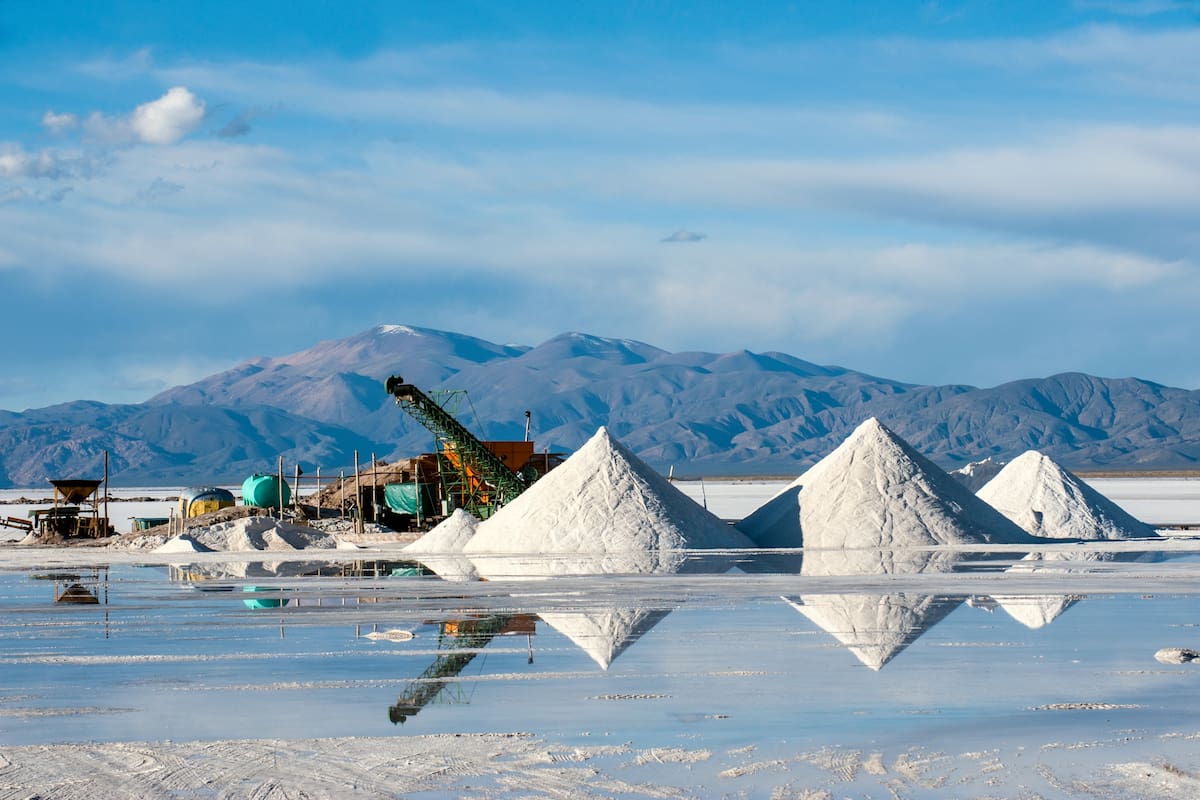 Una vista del desierto de sal de Salinas Grandes en Jujuy, donde se encuentra una de las mayores reservas mundiales de litio, el insumo indispensable para fabricar las baterías de teléfonos y autos eléctricos