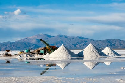 Una vista del desierto de sal de Salinas Grandes en Jujuy, donde se encuentra una de las mayores reservas mundiales de litio, el insumo indispensable para fabricar las baterías de teléfonos y autos eléctricos
