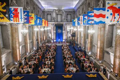 Una vista del fabuloso banquete celebrado en Estocolmo donde se pueden apreciar las largas mesas, los candelabros y la tradicional decoración que amerita un acontecimiento como este.