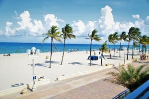 Una vista del Hollywood Beach Broadwalk Area