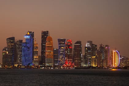 Una vista del horizonte de Doha al atardecer