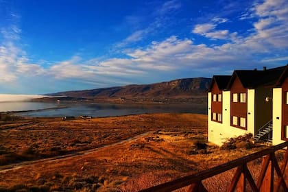 Una vista del hotel de El Calafate donde se alojan jubilados franceses en cuarentena