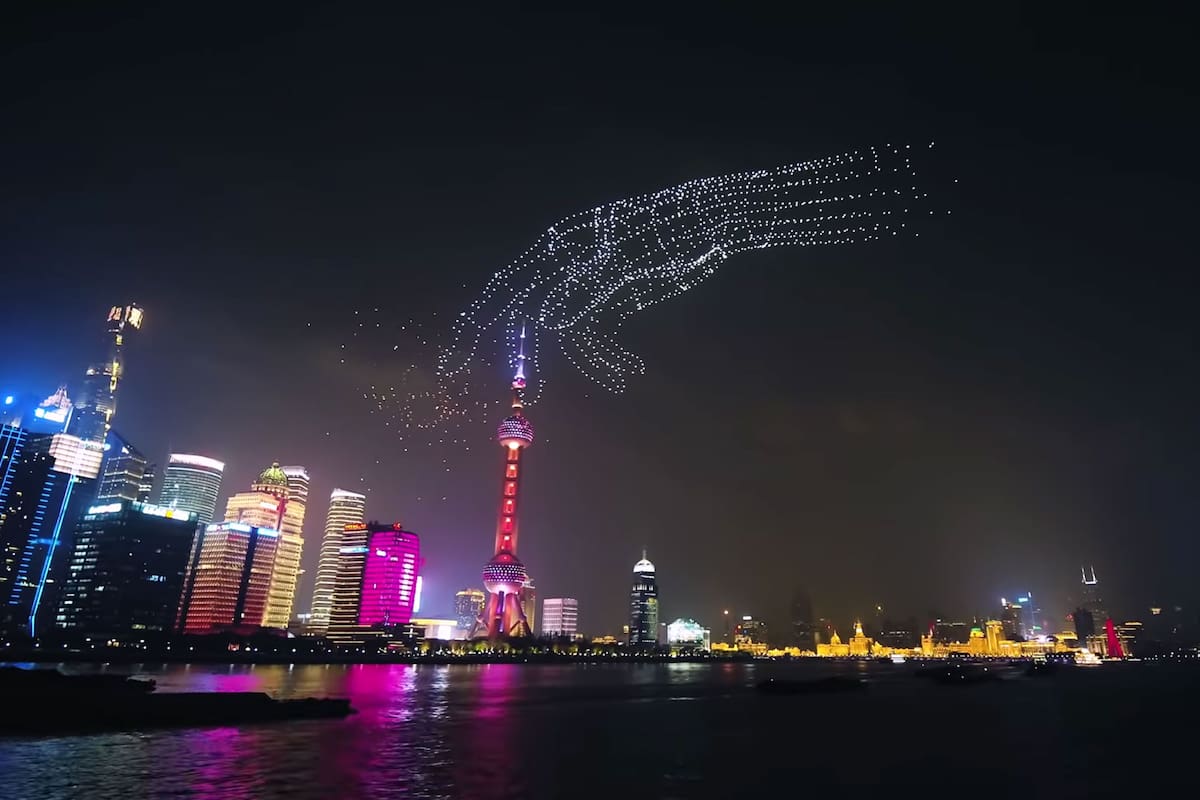 Una vista del impresionante show nocturno de drones presentado por la automotriz Genesis en Shangai, China