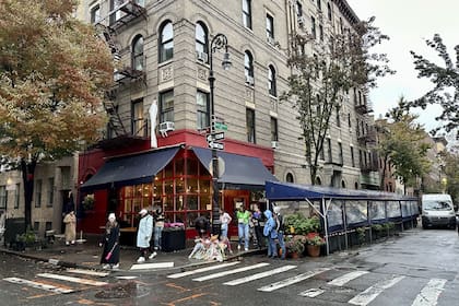 Una vista del improvisado altar que se erigió en memoria de Matthew Perry frente al denominado "Edificio Friends", la fachada que se mostraba en la serie