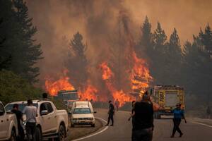 Una vista del incendio en El Hoyo, Chubut