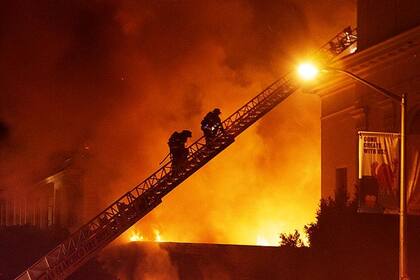 Una vista del incendio que afectó las instalaciones de archive.org