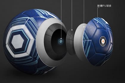 Una vista del interior de la pelota de Xiaomi, que cuenta con conexión Bluetooth y tiene carga inalámbrica