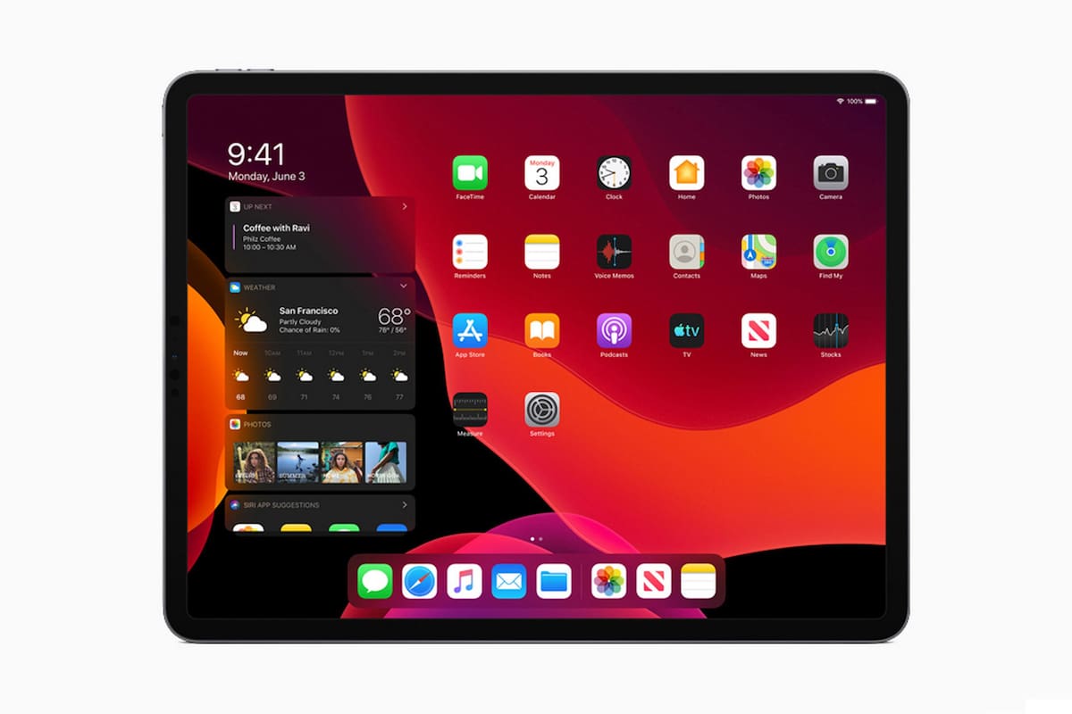 Una vista del iPad con los widgets de la pantalla de inicio de iPadOS y el modo oscuro