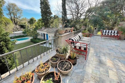 Una vista del jardín desde uno de los balcones, con sillones de hierro y almohadones a rayas. Abajo se ve la segunda edificación, con cuarto de invitados, donde se estima que se queda su ex, el actor Gonzalo Valenzuela, cuando visita a sus hijos.