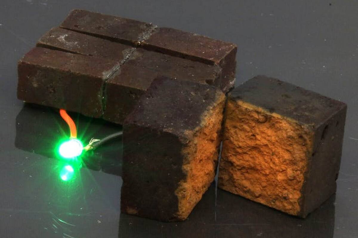 Una vista del ladrillo prototipo modificado con un proceso químico para que pueda almacenar energía de un panel solar