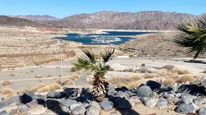 Una vista del lago Mead, en mejores momentos: el agua llega hasta las rocas.