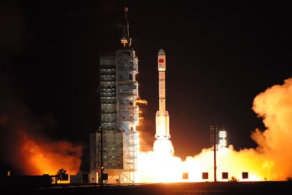 Una vista del lanzamiento del cohete Larga Marcha 2F en el centro de lanzamiento Jiuquan en 2016, el mismo que fue utilizado por China para lanzar su primer nave espacial no tripulada reutilizable