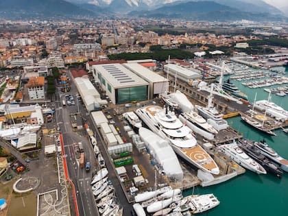 Una vista del mega yate Scheherazade, amarrado en el puerto de Marina di Carrara, Toscania. El dueño de la propiedad es materia de especulación. (Photo by Federico SCOPPA / AFP)