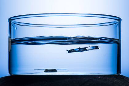 Una vista del metal que logra mantenerse a flote greacias a un novedoso diseño que repele el agua