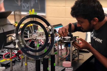 Una vista del microscopio marino, un equipo desarrollado por investigadores de la Universidad de Stanford que ofrece por primera vez una forma de rastrear y medir los comportamientos y procesos moleculares de microorganismos marinos como el plancton