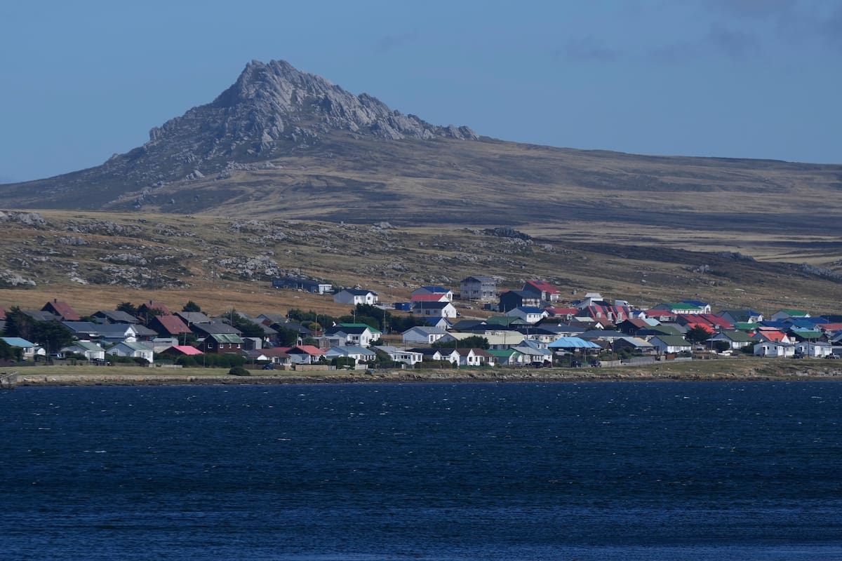 Una vista del monte Tumbledown, detrás de Puerto Argentino