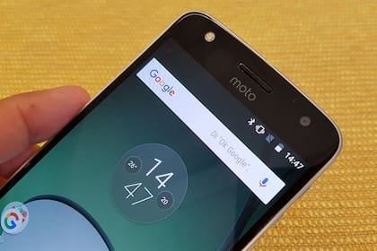 Una vista del Moto Z, el telefono que permite sumar nuevas funciones mediante el agregado de un Moto Mod