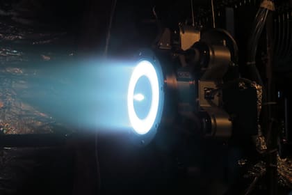 Una vista del motor Advanced Electric Propulsion System (AEPS) Aerojet Rocketdyne, probado con éxito en el Laboratorio de Propulsión a Chorro (JPL) de la NASA en Pasadena, California