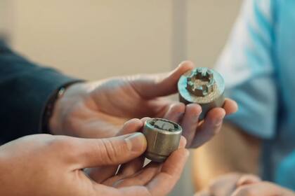 Una vista del nuevo mecanismo de seguridad de Ford, desarrollado con impresoras 3D y basado en la voz del usuario para dibujar el patrón utilizado en las tuercas y el adaptador