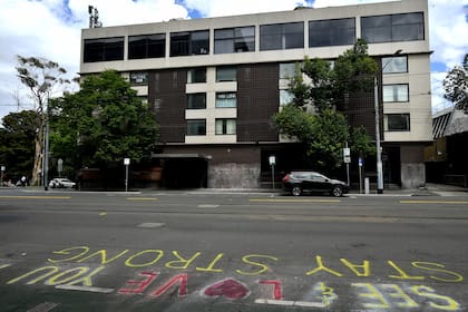 Una vista del Park Hotel, donde Novak Djokovic espera que se resuelva su situación legal en Australia