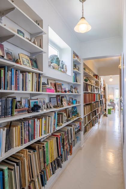 Una vista del pasillo transformado en biblioteca. “Hoy, tenés Instagram y Tik Tok para inspirarte. Pero antes, para aprender, tenías que tener libros. Yo compraba todos”, cuenta.