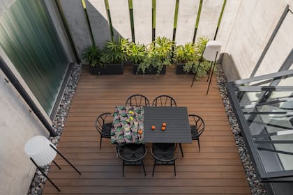 Una vista del patio desde la planta alta. Cuando están cerradas, la puerta del quincho y la del garage son casi imperceptibles.