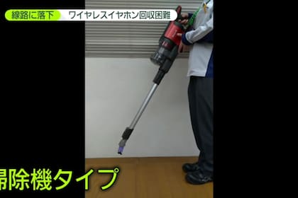Una vista del prototipo de aspiradora con un adaptador especial que permite retirar los auriculares extraviado en las vias de trenes en Tokio, Japón