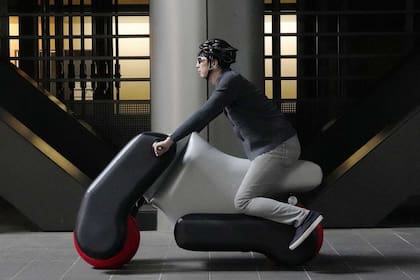 Una vista del prototipo de scooter eléctrico inflable Poimo, un modelo anunciado en mayo, desarrollado por la Universidad de Tokio y la firma tecnológica mercari R4D