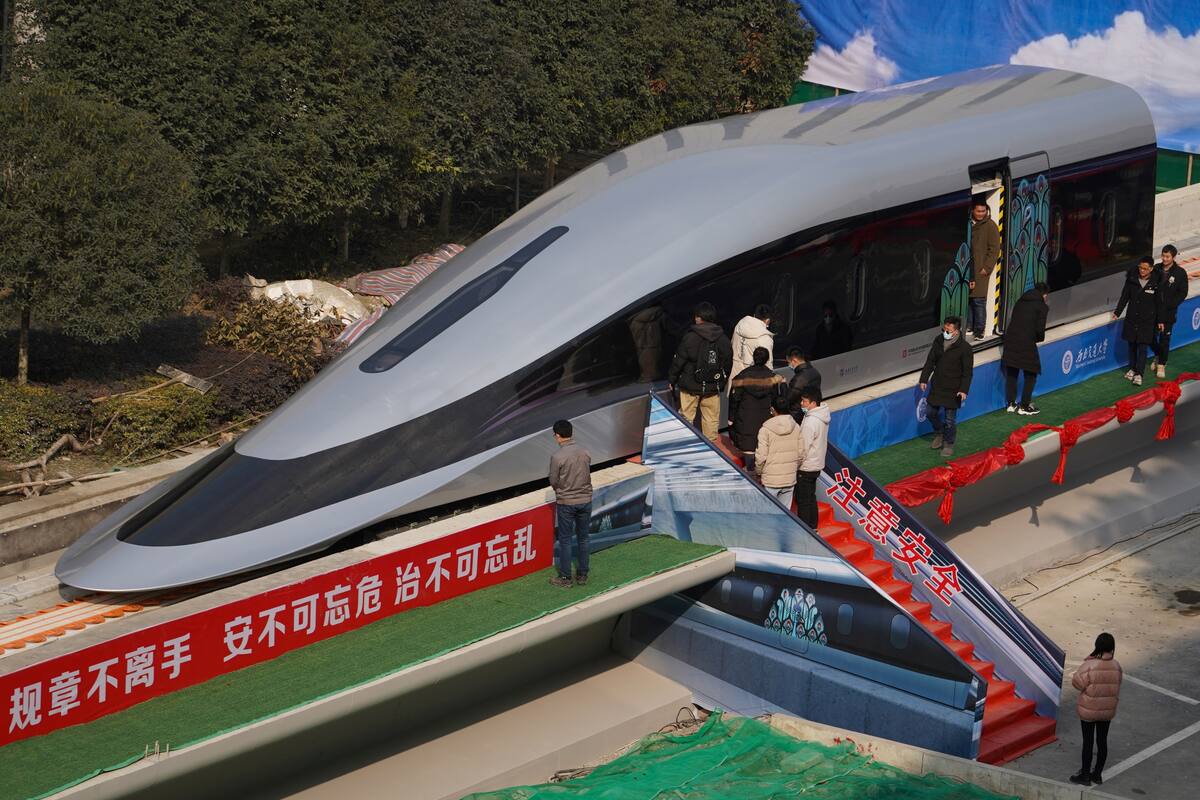 Una vista del prototipo de tren maglev equipado con la nueva tecnología de levitación en Chengdu, Sichuan