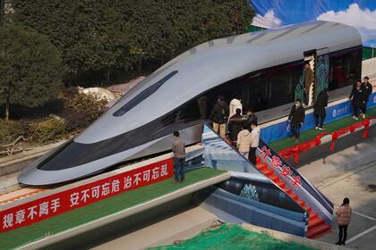 Una vista del prototipo de tren maglev equipado con la nueva tecnología de levitación en Chengdu, Sichuan