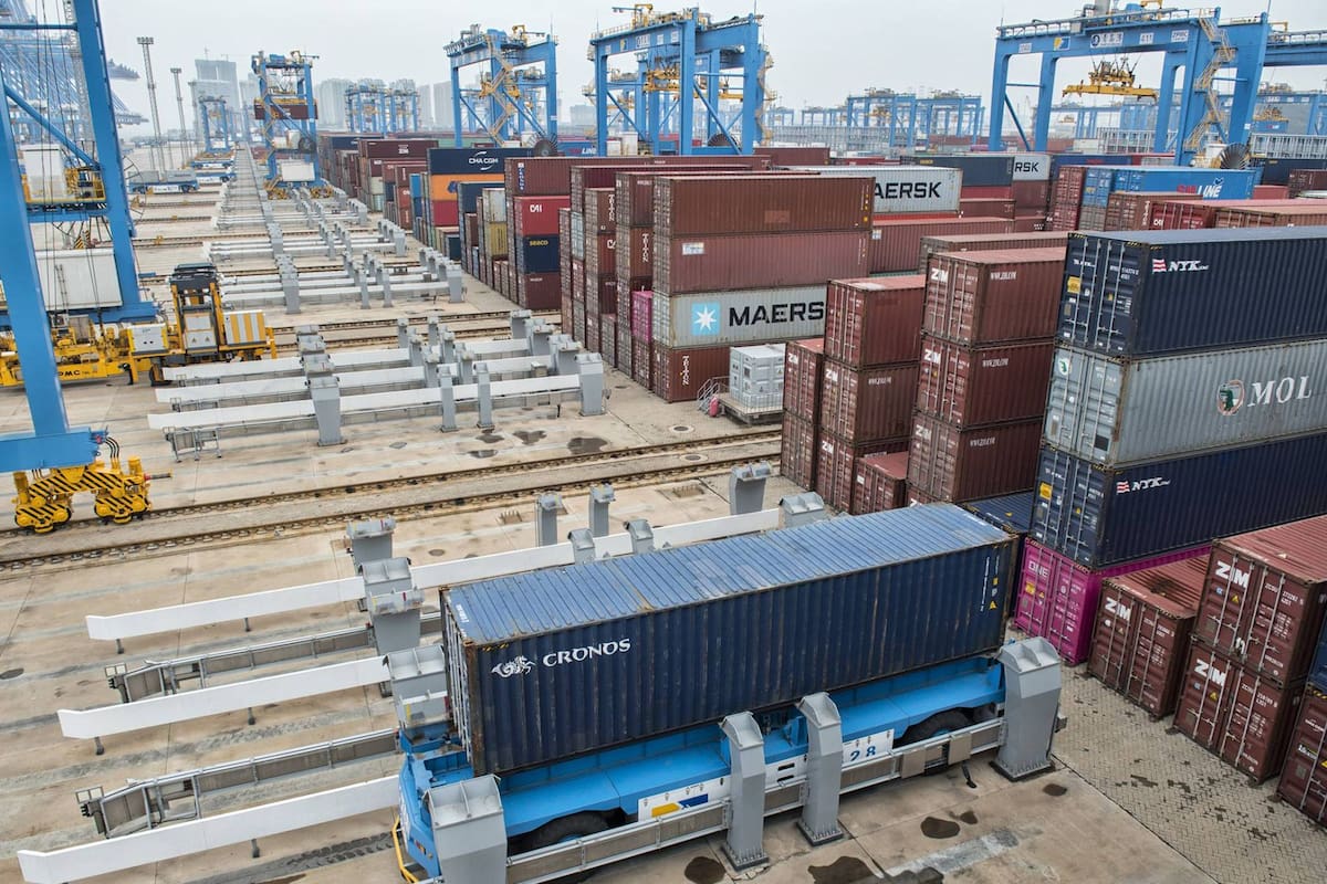 Una vista del puerto robotizado de Qingdao