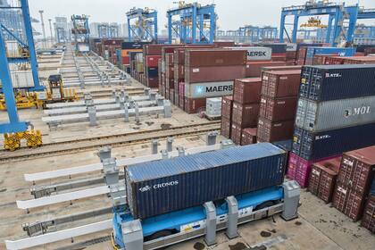 Una vista del puerto robotizado de Qingdao