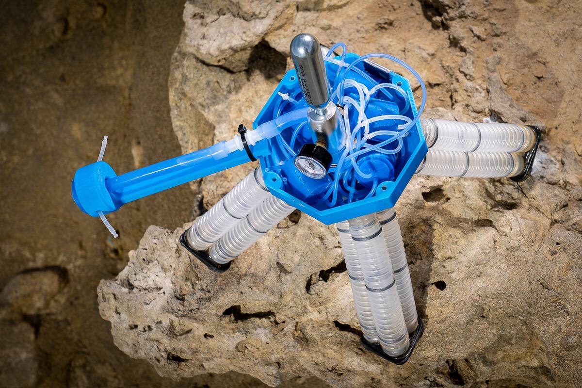 Una vista del robot caminante que solo utiliza aire presurizado para poner en funcionamiento su sistema de locomoción