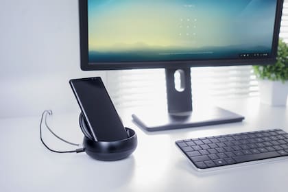 Una vista del Samsung DeX, el accesorio que permite transformar un smartphone en una computadora de escritorio, y que pronto podría sumar un monitor portátil de 14 pulgadas