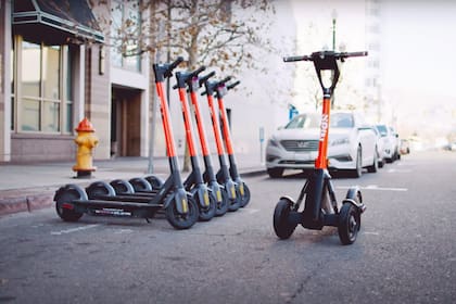 Una vista del servicio de alquiler de scooters eléctricos de Spin, una compañía que pone a prueba un sistema de parking a distancia creado con el fabricante de monopatines Ninebot Segway y la firma Tortoise