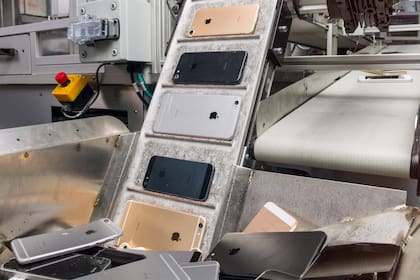 Una vista del sistema automatizado de Apple para recuperar partes de viejos teléfonos iPhone. La compañía estadounidense demanda a una recicladora que revendió dispositivos usados sin autorización de Apple