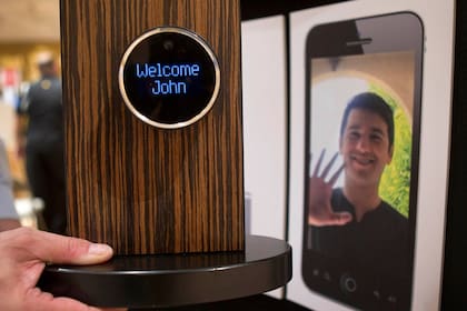 Una vista del sistema de cerradura digital Goji, que busca automatizar los ingresos a un hogar mediante una aplicación y un teléfono móvil