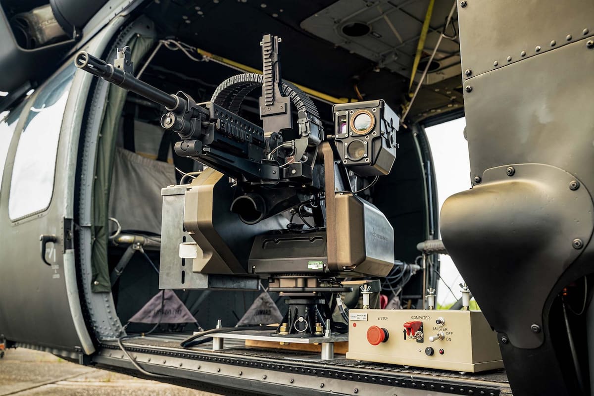 Una vista del sistema de estabilización y detección de objetivos en movimiento de AimLock instalado en un helicóptero