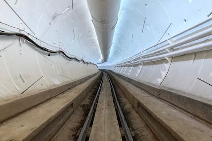 Una vista del túnel desarrollado por The Boring Company, la firma fundada por Elon Musk para crear una red subterránea para evitar los problemas de tránsito vehicular en Los Angeles