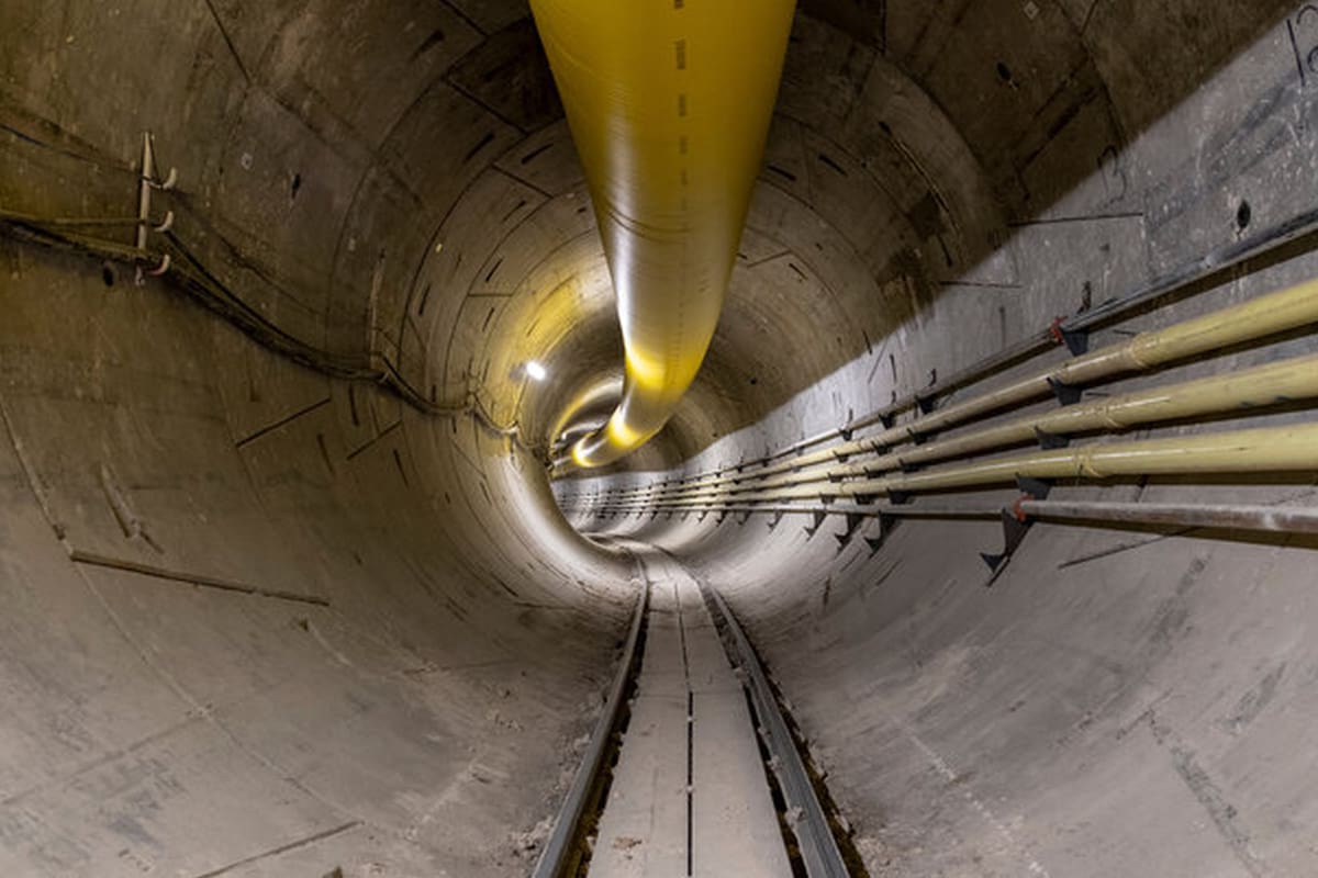 Una vista del túnel que desarrolló The Boring Company para transportar los autos Tesla a 250 kilómetros de velocidad bajo tierra en Las Vegas