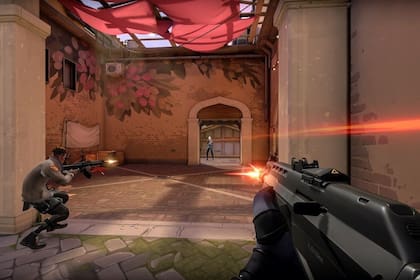 Una vista del Valorant, que se apoya en el uso de tácticas y trabajo en equipo para avanzar en el juego multiusuario