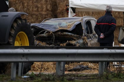 Una vista del vehículo destruido que mató a una mujer e hirió gravemente a su marido y a su hija adolescente cuando fueron atropellados la madrugada del 23 de enero de 2024 en un control de carreteras de agricultores en Pamiers, en la región francesa de Ariege.