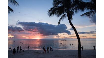 Una vista general de la bahía de Tumon en la isla de Guam