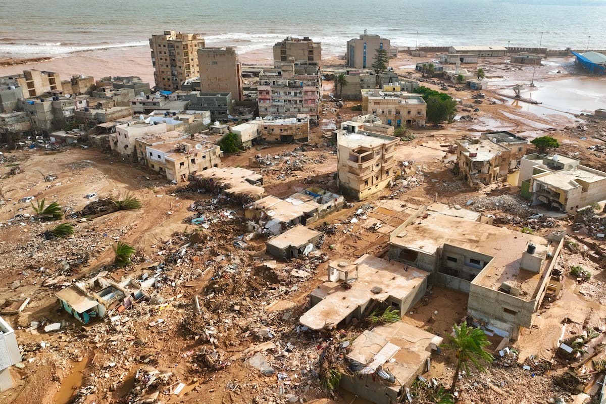 Una vista general de la ciudad de Derna se ve el martes 12 de septiembre de 2023. La tormenta tropical Daniel causó inundaciones devastadoras en Libia que reventaron represas y arrastraron vecindarios en varias poblaciones costeras, aunque la más afectada parecía ser Derna. (AP Foto/Jamal Alkomaty)