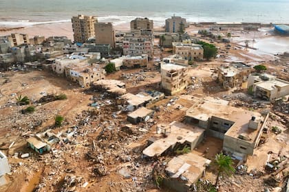 Una vista general de la ciudad de Derna se ve el martes 12 de septiembre de 2023. La tormenta tropical Daniel causó inundaciones devastadoras en Libia que reventaron represas y arrastraron vecindarios en varias poblaciones costeras, aunque la más afectada parecía ser Derna. (AP Foto/Jamal Alkomaty)