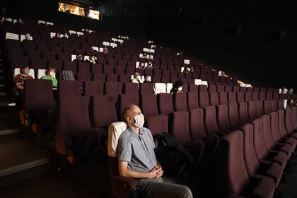 Una vista general de la sala con los invitados respetando la distancia social donde se presentó Inconvenient Indian, en el Festival de Cine de Toronto 2020