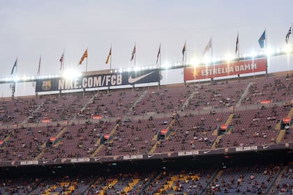Una vista general de un Camp Nou semi vacío. Esta postal probablemente se repita en varios encuentros de la temporada 21/22